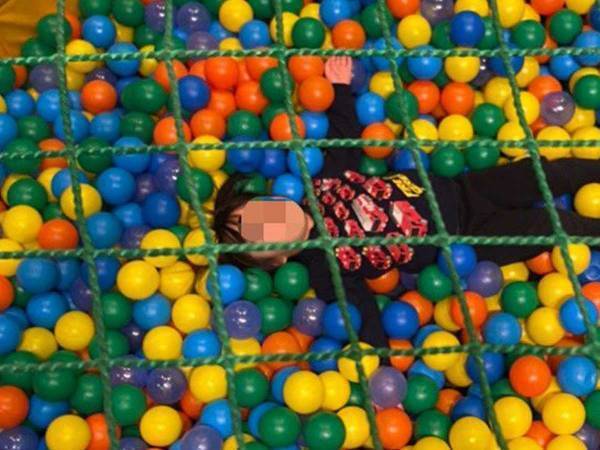 ボールプールで遊ぶ子供　見ていた父親が『あること』に気付いて？