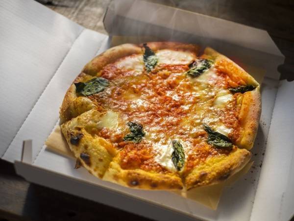 「長年の悩み」　ゴミ箱に入らないピザの箱をコンパクトに畳む方法