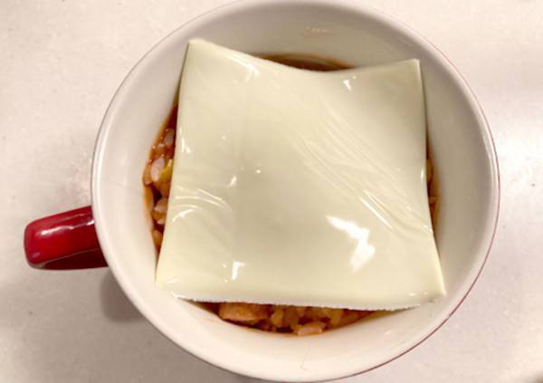 マグカップ１つで作れるオムライスに「トロットロ！」「５分でできちゃった」