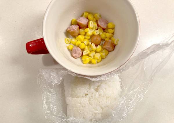 マグカップ１つで作れるオムライスに「トロットロ！」「５分でできちゃった」