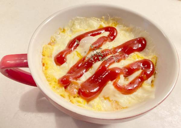 マグカップ１つで作れるオムライスに「トロットロ！」「５分でできちゃった」
