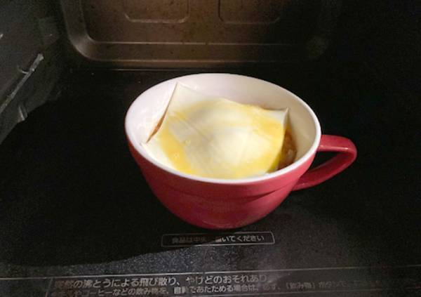 マグカップ１つで作れるオムライスに「トロットロ！」「５分でできちゃった」