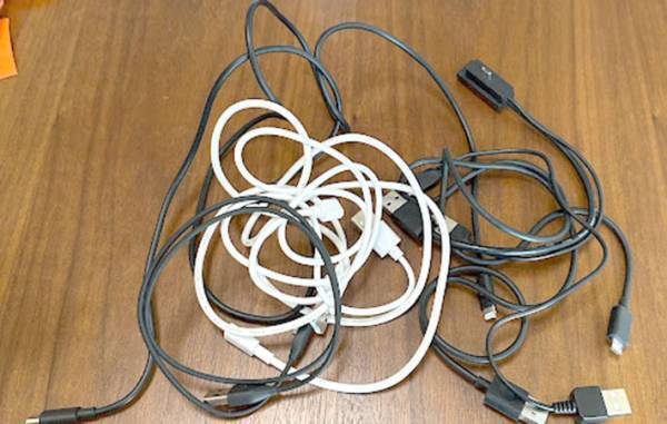 「安くて便利」「スッキリ」　かさばるコード類には無印良品のあのテープが大正解