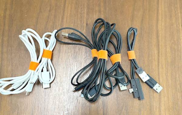 「安くて便利」「スッキリ」　かさばるコード類には無印良品のあのテープが大正解