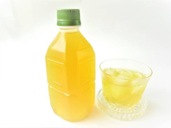 ペットボトルのお茶に浮かぶ泡、なぜ消えない？　理由に「そうだったのか」「初耳」