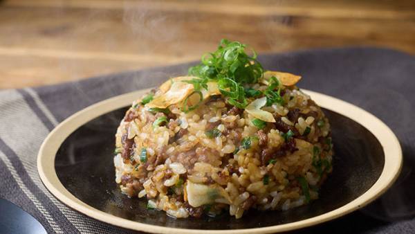 ニンニクを油で炒めて、ごはん投入！　チャーハンのレシピに「ビールが進みそう」「概念が変わる…！」