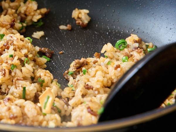 ニンニクを油で炒めて、ごはん投入！　チャーハンのレシピに「ビールが進みそう」「概念が変わる…！」