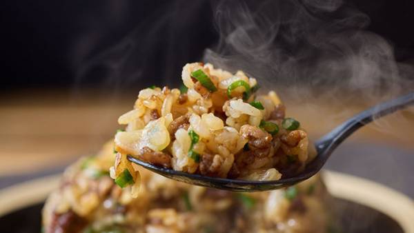 ニンニクを油で炒めて、ごはん投入！　チャーハンのレシピに「ビールが進みそう」「概念が変わる…！」