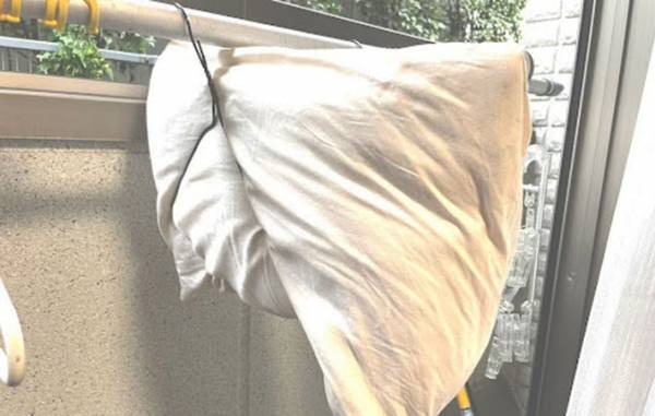 枕の干し方が分からない！　ハンガー２つで固定する方法に「落ちる気配がない」