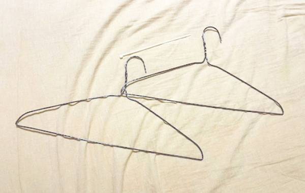 枕の干し方が分からない！　ハンガー２つで固定する方法に「落ちる気配がない」