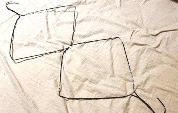 枕の干し方が分からない！　ハンガー２つで固定する方法に「落ちる気配がない」