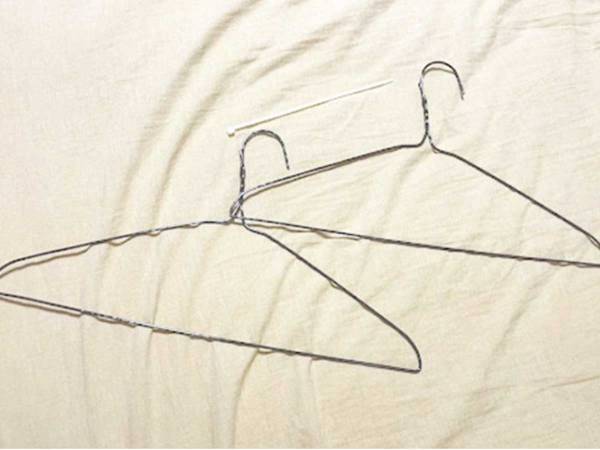 枕の干し方が分からない！　ハンガー２つで固定する方法に「落ちる気配がない」