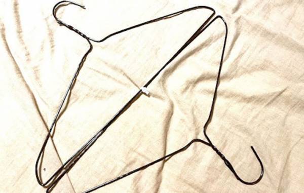 枕の干し方が分からない！　ハンガー２つで固定する方法に「落ちる気配がない」