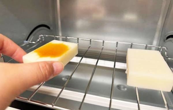 焼く前に数滴垂らすだけでOK！　餅が焼き網に張り付かない方法が「簡単すぎる」