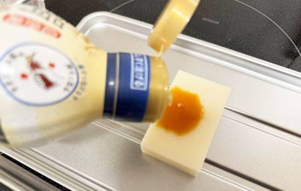 焼く前に数滴垂らすだけでOK！　餅が焼き網に張り付かない方法が「簡単すぎる」