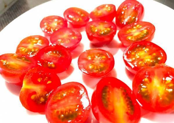 たくさんのミニトマトを一気にカットする裏技に「その方法があったか！」