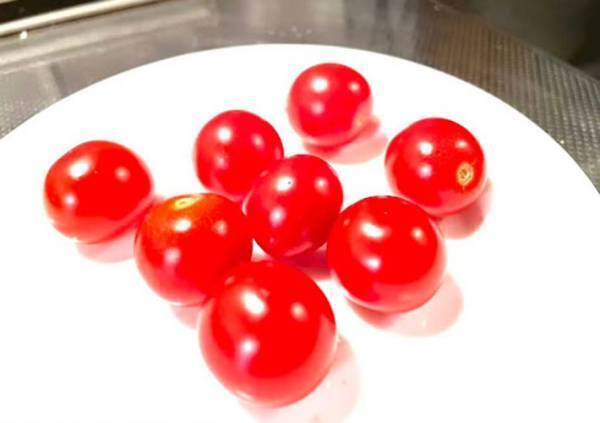 たくさんのミニトマトを一気にカットする裏技に「その方法があったか！」