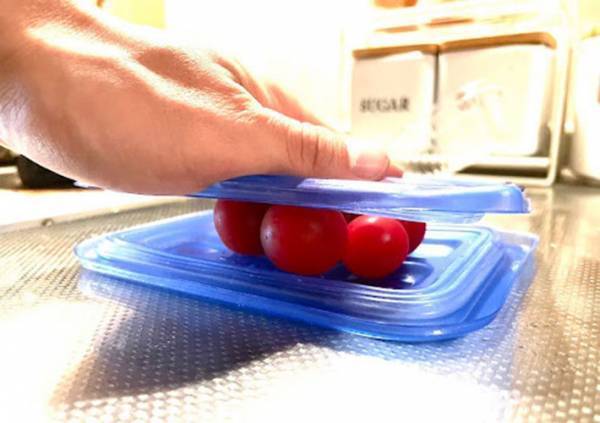 たくさんのミニトマトを一気にカットする裏技に「その方法があったか！」