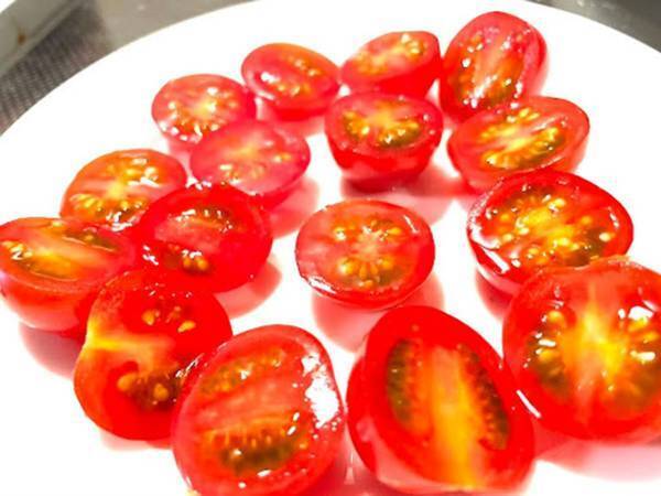 たくさんのミニトマトを一気にカットする裏技に「その方法があったか！」
