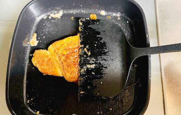 棒でギュッ！？　クロワッサンの意外な食べ方に「うまさ無限大」「ん～うまい！」