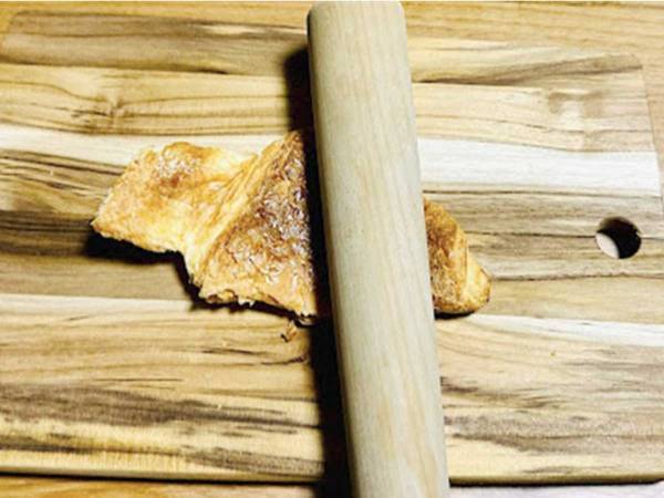 棒でギュッ！？　クロワッサンの意外な食べ方に「うまさ無限大」「ん～うまい！」