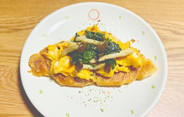 棒でギュッ！？　クロワッサンの意外な食べ方に「うまさ無限大」「ん～うまい！」