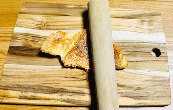 クロワッサンを麺棒で平たくしている写真