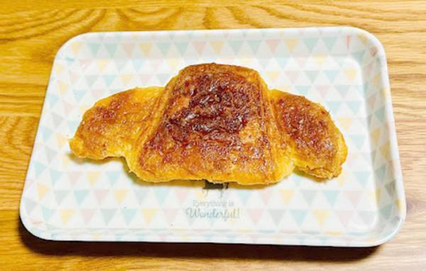 棒でギュッ！？　クロワッサンの意外な食べ方に「うまさ無限大」「ん～うまい！」