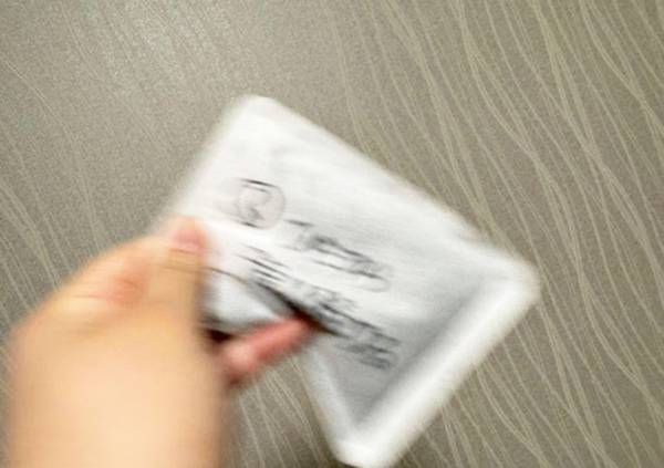 開封したカイロが、全然温まらない！　早く温める方法に「今まで揉んでいた」