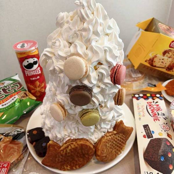 ラスボスのような『クリスマスケーキ』を作った女性　調理工程に「笑った」「すごいバランス」