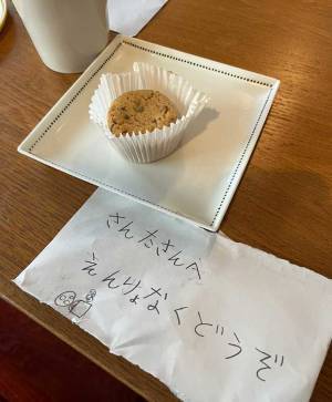 クリスマスイブの夜、小１がテーブルに置いたのは？　母親「コレを夜中に食べるんか…」