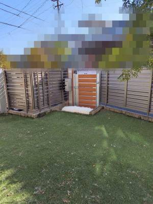 ドアの前に突如現れた『白い物体』　真相にクスッとする人が続出　「敷物かと思った」