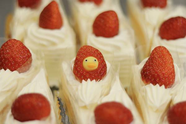 店主「クックックッ…客は気付けまい…」　店に並ぶケーキの『秘密』が？