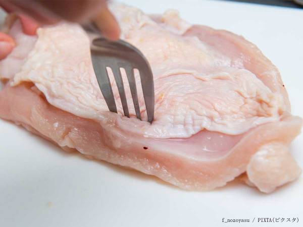 鶏もも肉をカリッカリにする焼き方　『アレ』をまぶすだけで「ここはお店ですか？」
