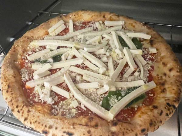 いつもの冷凍ピザをクリスマス仕様に！　イトーヨーカドーの投稿に「真似する！」