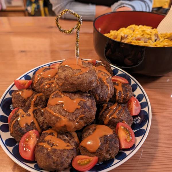 「大きくなるにつれ、もっと高く盛るぜ～」　９歳になる娘の『誕生日ごはん』がド迫力