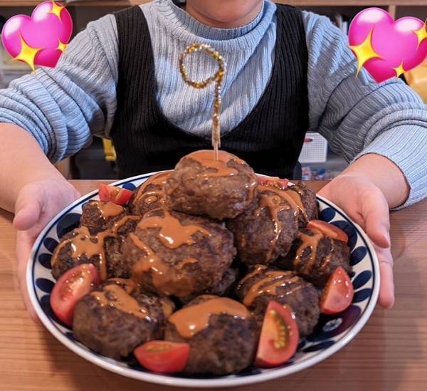 「大きくなるにつれ、もっと高く盛るぜ～」　９歳になる娘の『誕生日ごはん』がド迫力