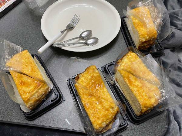 「俺…バカだからよ…」　クリスマスにケーキを８個用意した男性に、２１万人がいいね！