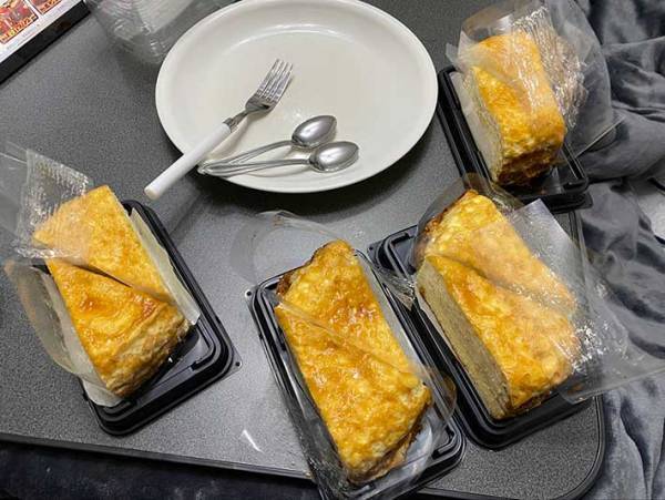 「俺…バカだからよ…」　クリスマスにケーキを８個用意した男性に、２１万人がいいね！