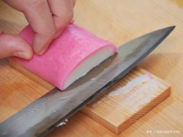 かまぼこを板からキレイにはがすには？　紀文の投稿に「初めて知った」「やってみよ」