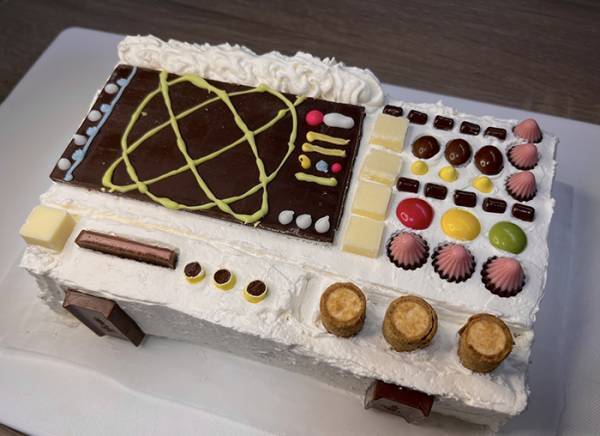 「クリスマスケーキ作ってみた」　斜め上の発想に「違う、そうじゃない」「脱帽した」