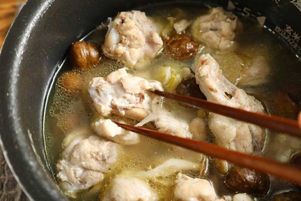 手羽元がホロホロ崩れる…　忘年会で疲れた胃にしみる『簡単料理』とは？