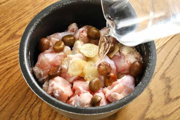 手羽元がホロホロ崩れる…　忘年会で疲れた胃にしみる『簡単料理』とは？