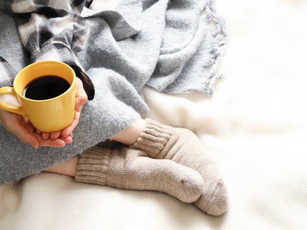 寒さ対策に効果的な服の着こなしとは？　４つのコツに「これは暖かそう」「意識します」