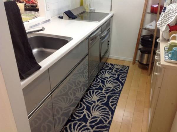 油まみれのキッチンマット　正しい洗い方に「めっちゃ汚れてました」「大掃除でやってみる」