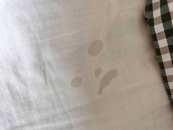 赤ちゃんがシーツに残したシミに１４万『いいね』　「爆笑した」「宝物だね」