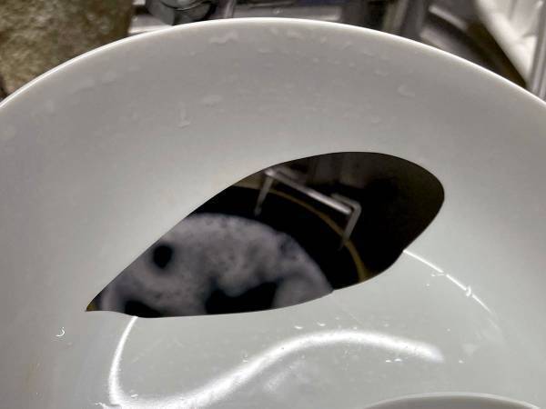 妻「なんで？」　夫が洗った皿の割れ方に「脳がバグる」「マッチョの悲劇」