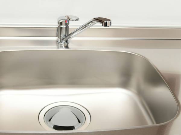 排水口のぬめり、すっきり落とすには？　放置するだけの方法に「大掃除でやってみます」