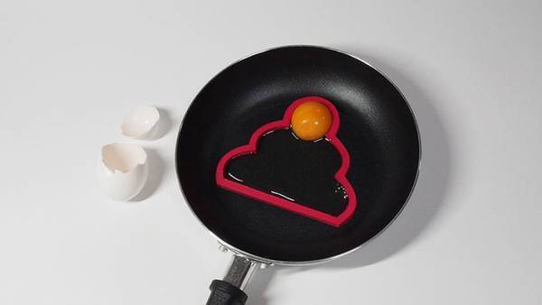 「もうすぐお正月なので」　目玉焼きの、黄身と白身の配置に「天才的な発想力」