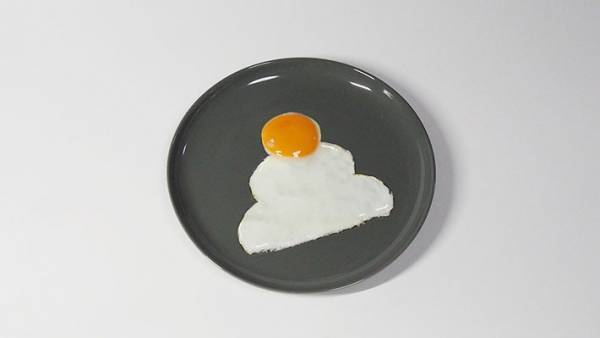 「もうすぐお正月なので」　目玉焼きの、黄身と白身の配置に「天才的な発想力」